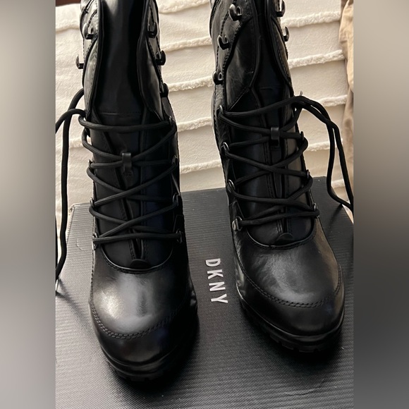 NEW BLACK DKNY Lace Up Ankle Bootie  SZ:10 (41).  Smooth Calf black leather. - Picture 4 of 7
